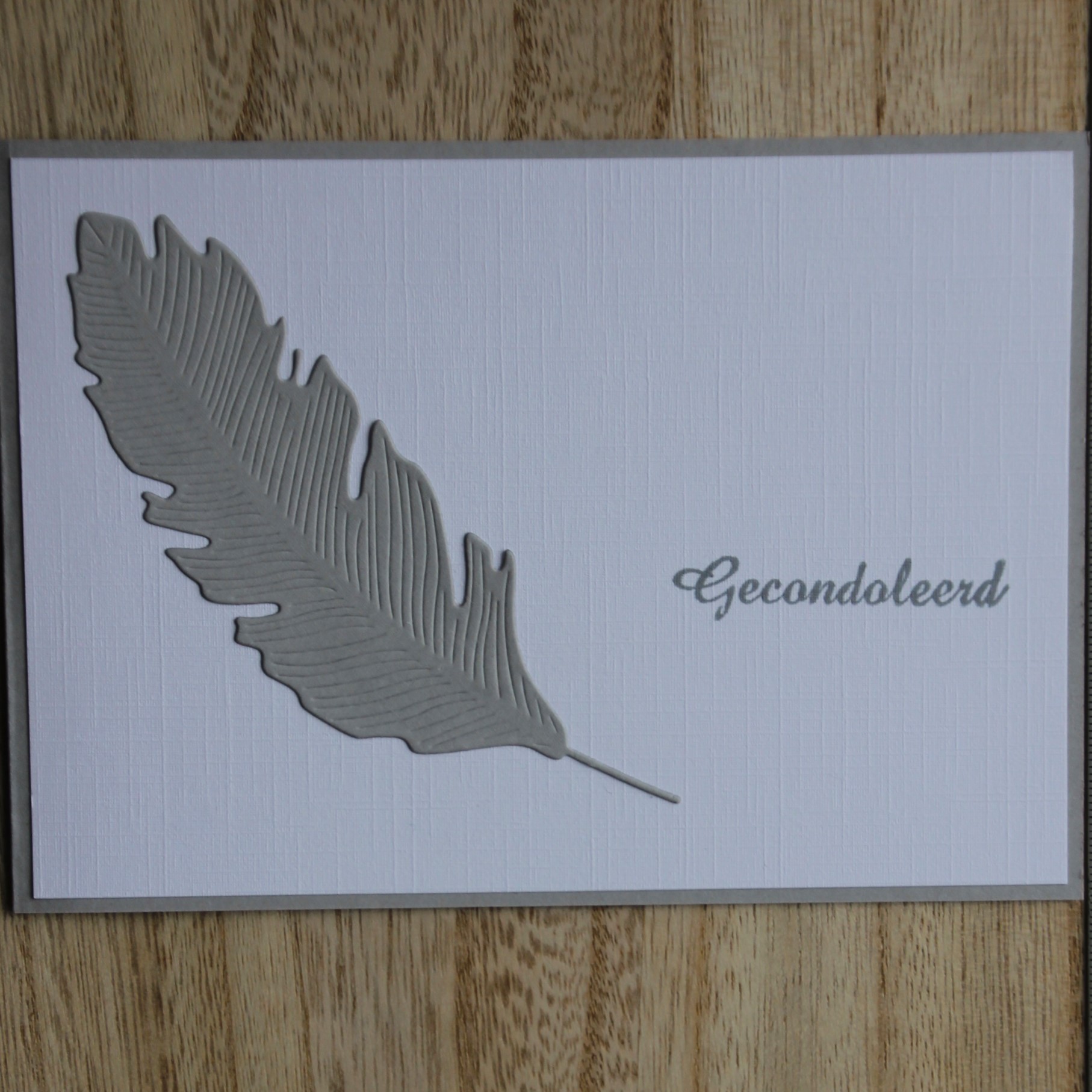 Condoleancekaart grijs, Veer met tekst Gecondoleerd A6