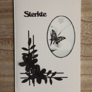 Condoleancekaart creme/bruin, lily corner, ovaal plaatje lelie met vlinder, tekst Sterkte A6