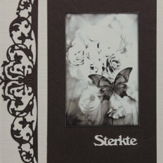 Condoleancekaart creme/bruin, classic border, plaatje rozen met vlinder, tekst Sterkte