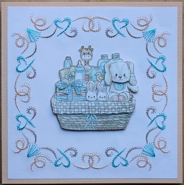 Kaart geboorte, borduur, blauw/bruin/oranje, plaatje mandje met babyproducten, beertje en giraffe 3D