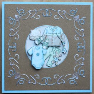 Kaart geboorte, borduur, blauw/kraft, plaatje babykleertjes 3D