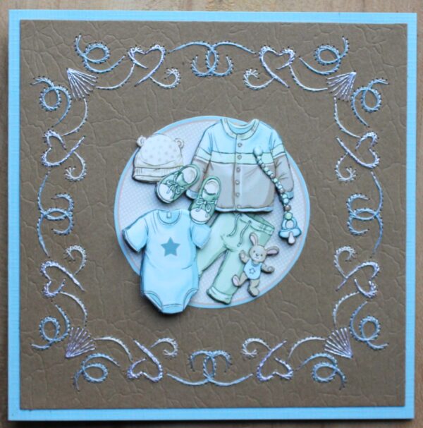 Kaart geboorte, borduur, blauw/kraft, plaatje babykleertjes 3D