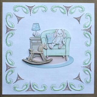 Kaart geboorte, borduur, groen/bruin, plaatje commode, stoel met knuffel en hobbelpaard 3D