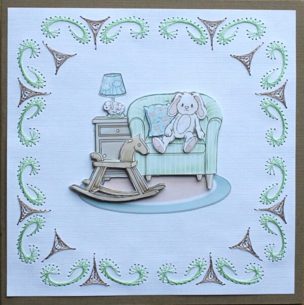 Kaart geboorte, borduur, groen/bruin, plaatje commode, stoel met knuffel en hobbelpaard 3D