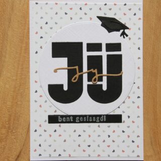 Kaart geslaagd, stans, wit/zwart/bruin tekst JIJ bent geslaagd A6