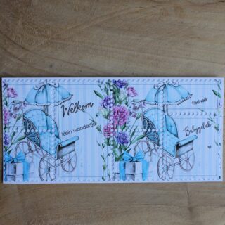 Postzegelkaart langwerpig slim-line, geboorte zoon, blauw/wit/bruin plaatje kinderwagen met parasol en bloemen, tekst Welkom klein wondertje, heel veel babygeluk