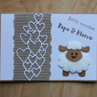Kaart Zwanger, kraft/wit plaatje schaapje met hartjes, tekst Jullie worden papa & mama