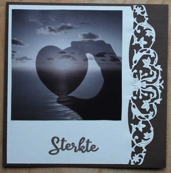 Condoleancekaart donkerbruin/wit, Classic border plaatje hart in hand, tekst Sterkte