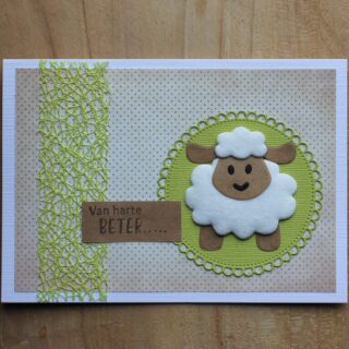 Kaart beterschap,  wit/groen/bruin schaapje in cirkel met tekst Van harte Beter......