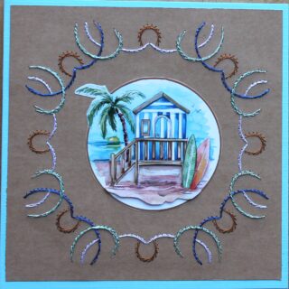 Zomer borduurkaart blauw/kraft, plaatje strandhuisje met palm en surfboard