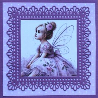 Kinderkaart stans, paars, meisje met vleugels en bloem in haar