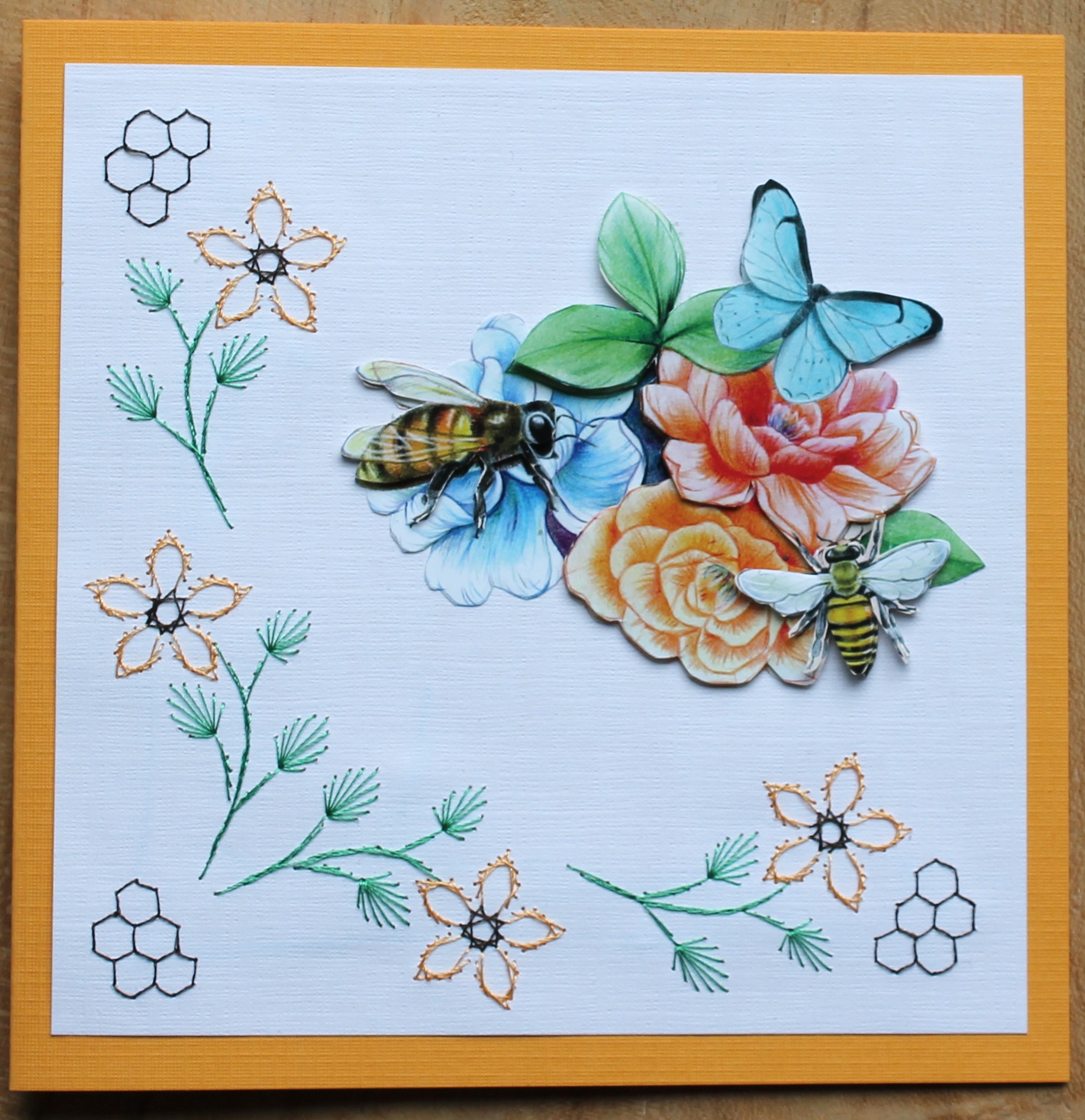Borduurkaart geel/wit, bloemen, vlinders en bijen
