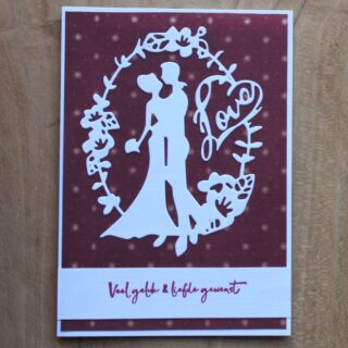 Kaart felicitatie huwelijk wit/d.rood, stans, bruidspaar in ovaal met tekst Veel geluk en liefde gewenst