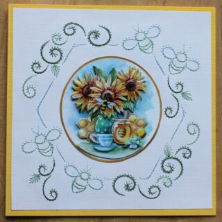 Borduurkaart geel/wit, zonnebloemen op vaas met potje honing, honingraat en kopje