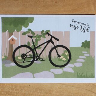 Stanskaart A5 dubbel, achtergrond tuin met schutting, fiets op de voorgrond met tekst Geniet van je vrije tijd (kan ook met andere tekst of zonder tekst via mailtje naar info@di-ka.nl)