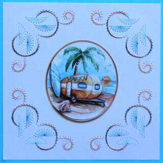 Zomer borduurkaart blauw/wit, plaatje caravan met palm en surfboard