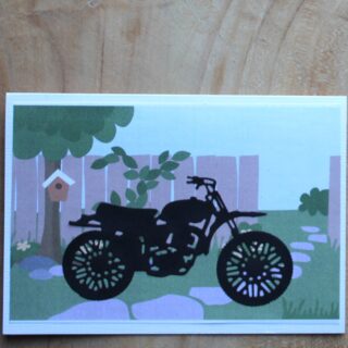 Stanskaart A5 dubbel, achtergrond tuin met schutting, motor op de voorgrond (kan ook met tekst via mailtje naar info@di-ka.nl)