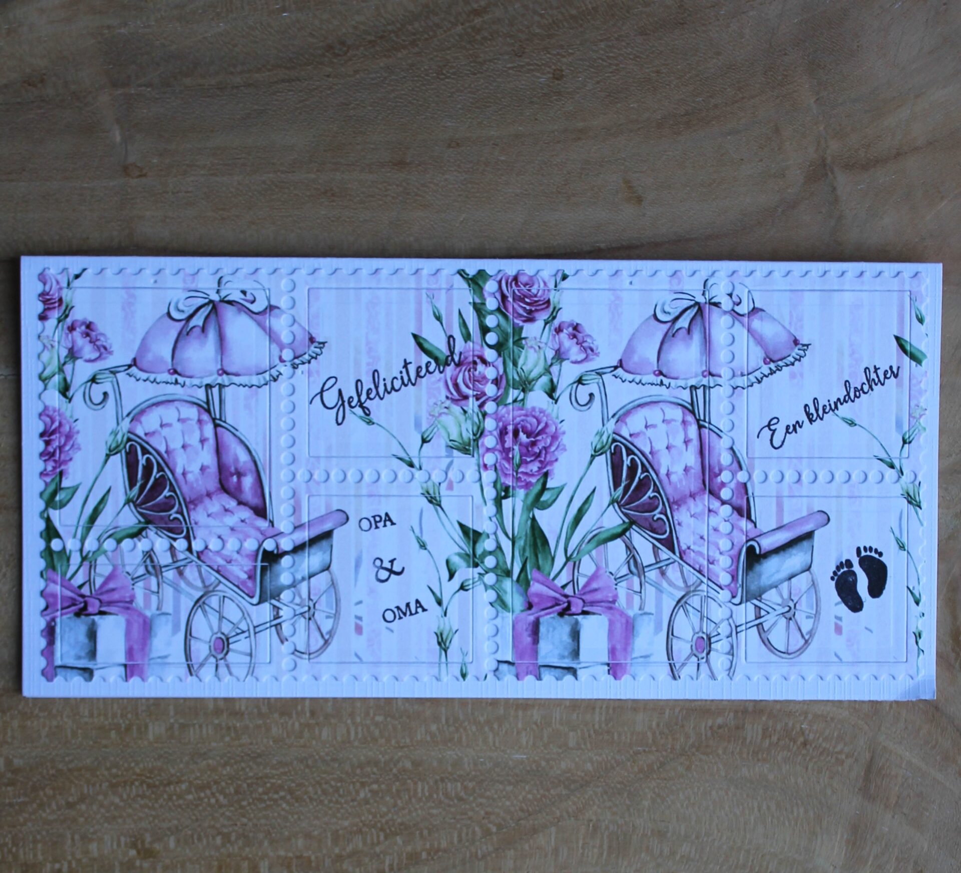 Postzegelkaart langwerpig slim-line, geboorte dochter, roze/wit/bruin plaatje kinderwagen met parasol en bloemen, tekst Gefeliciteerd opa en oma, Een kleindochter