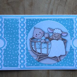 Babykaart, zoon, blauw/wit, plaatje baby met schaapje in wiegje