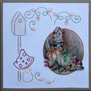 Borduurkaart herfst bruin/wit/groen/oranje/rood, 3D-plaatje vogelhuisje, pompoenen en paddestoelen