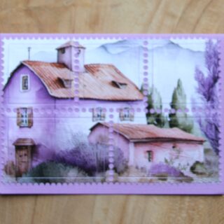 Postzegelkaart A6 lavendelkleurig huisje met schuur met lavendelstruiken