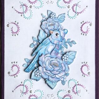 Borduurkaart paars/blauw/wit, 3D-afbeelding vogeltje met wintermuts tussen winterbloemen