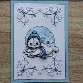 Borduurkaart blauw/wit, 3D-afbeelding zeehondje met muts en sjaal voor iglo